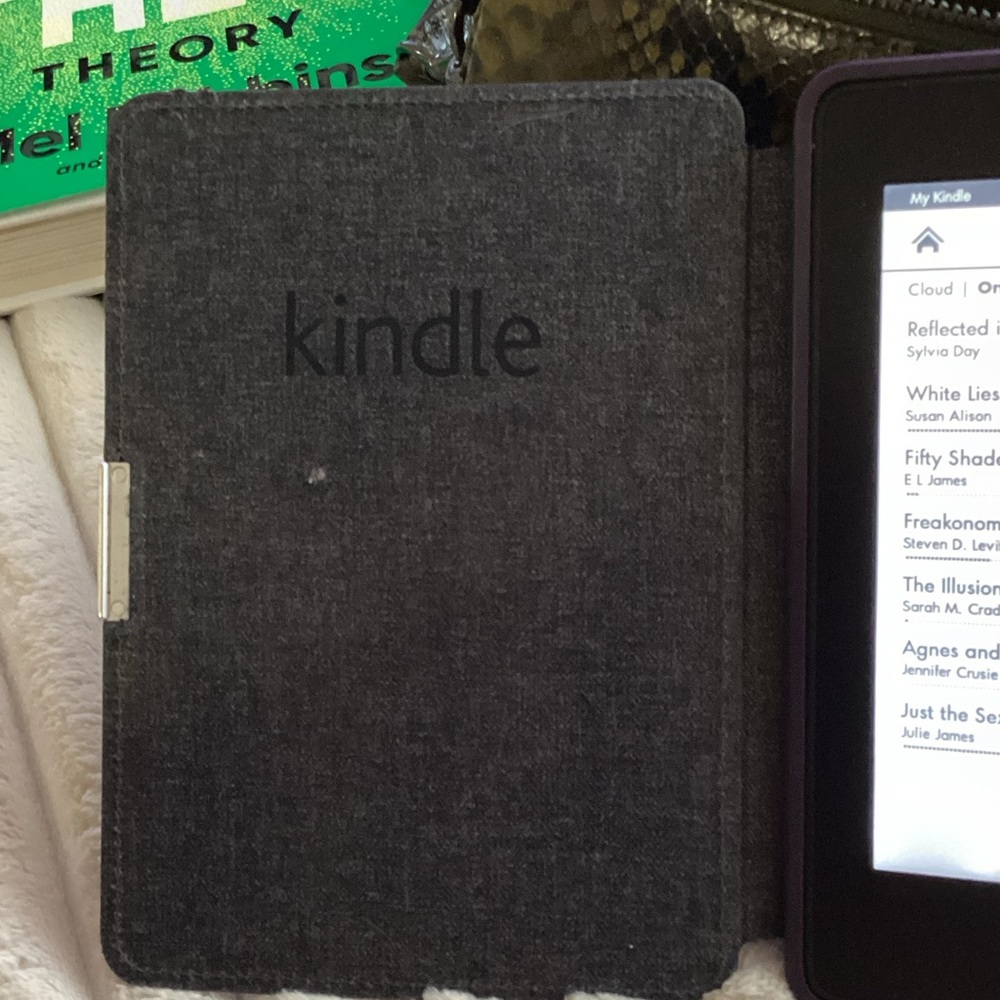 Amazon Black eBook Reader - Picture 2 of 5